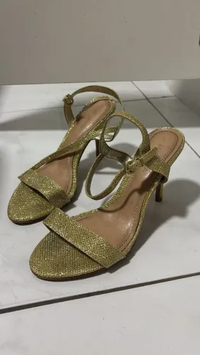 Sandália Andarella dourada glitter, salto fino, tam. 34<br>Preço: R$ 50