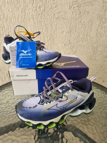 Tênis Mizuno, número 37