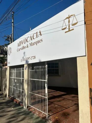 placa de acm com informações em adesivo