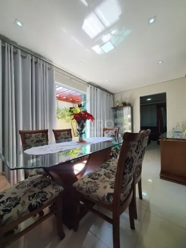 Casa para venda com 180 m² e 3 quartos em Núcleo Habitacional Mary Dota, Bauru - SP