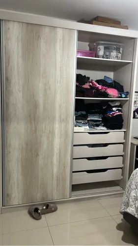 Roupeiro em MDF, feito sob medida, com 2 portas de correr