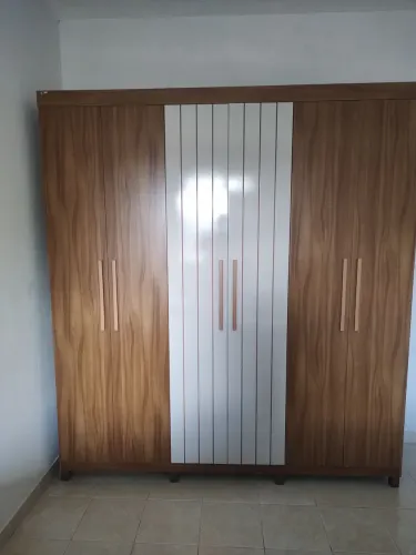 Vendo belíssimo guarda-roupas em estado de zero primeira montagem