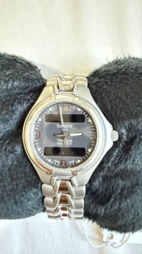 Relógio Tissot Breitling Titanium T690 feminino, caixa e pulseira titânio, vidro em safira