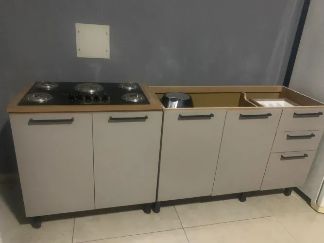 Balcão com cooktop e balcão de pia