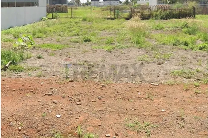 Lote de 751 m² na Avenida das Emas