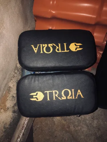 Manopla de muay thai e saco de pancada usado