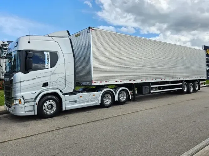 Scania R460 6x2 SUPER Ano 24 Farol de teto e grade Top de linha + Baú 0km Guerra 30 plt