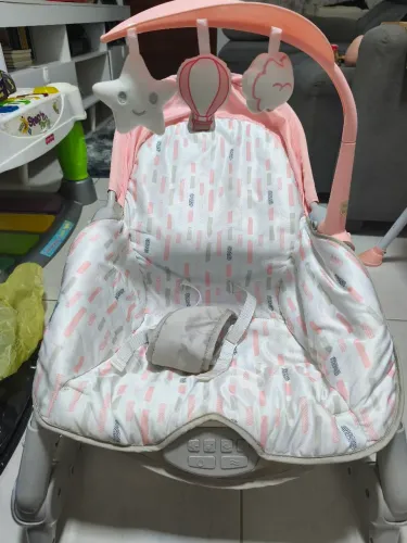 Cadeirinha de balanço musical de bebê menina