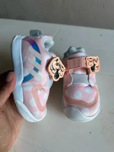 Tênis semi novo original adidas TAM:20 Retirar o centro  40$