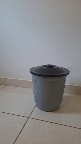 Vendo balde pequeno 20 litros para diversas finalidades.