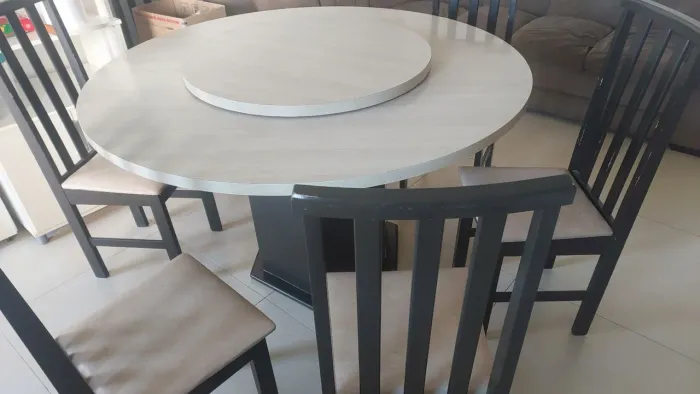 Vende-se mesa redonda com 6 cadeiras