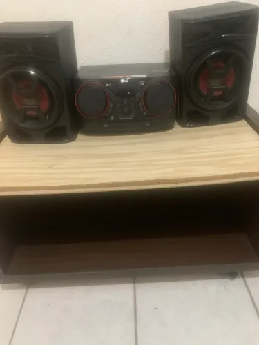 Caixa de som LG com móvel