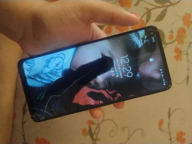 Vende-se celular com com a tela com defeito na tela
