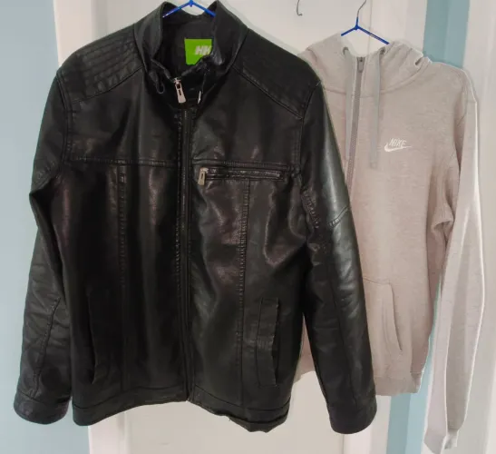 Vende-se Jaquetas 1 de Couro Preta, 1 Moleton Nike Cinza (NEGOCIAVEL)