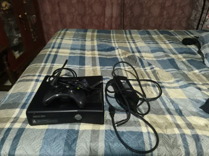 Xbox 360 em bom estado, vem com HD com 24 jogos, todos os cabos, e um controle