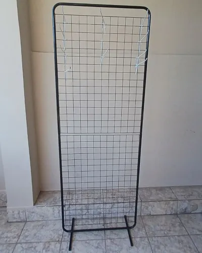 Biombo de chão  preto e  11 ganchos  branco  .
