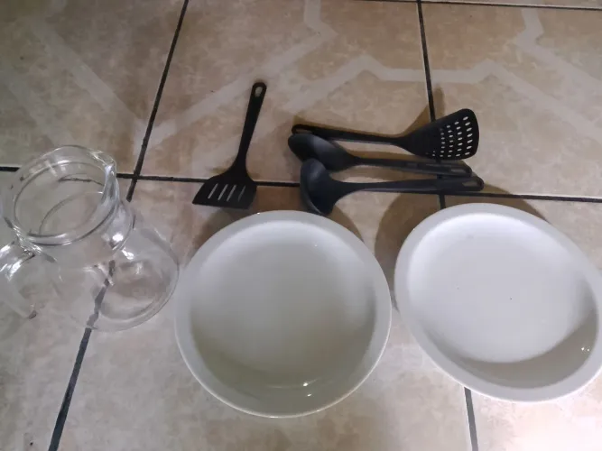 Kit de cozinha (pratos, colheres para cozinhar e jarra)