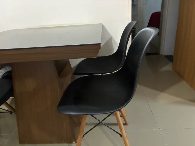 Vendo mesa com cadeiras