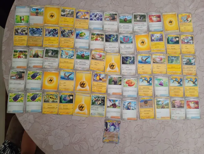 Deck de figurinhas pokémon elétrica