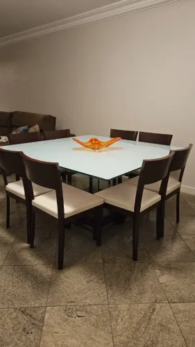 Mesa de jantar quadrada medindo 1,50 x 1,50.