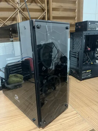 Gabinete Red Dragon com duas fans 