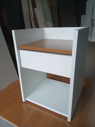 Mesa de Cabeceira em MDF - Branca com Amadeirado