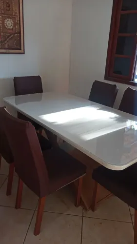 Mesa de madeira com vidro grande com 6 cadeiras seminovas pouco uso