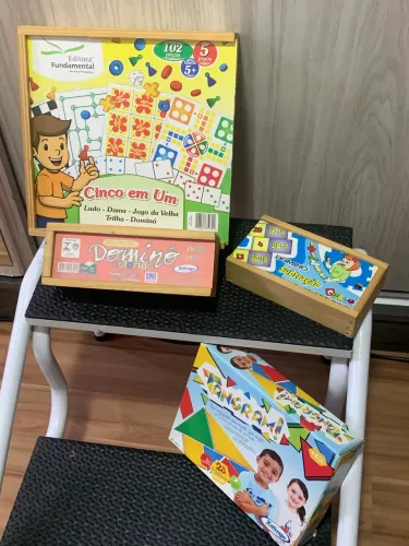 Lote de brinquedos e jogos de tabuleiro
