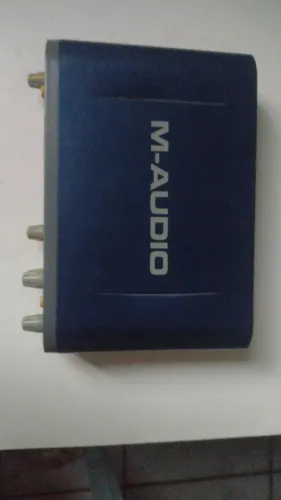 Vende se uma placa de áudio M áudio