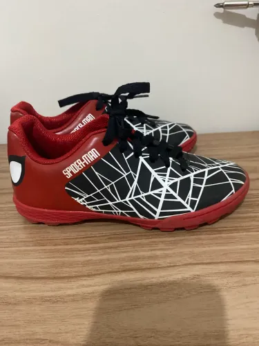Chuteira homem aranha
