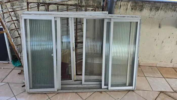 Janelas de alumínio com vidro e grades de ferro - Usadas