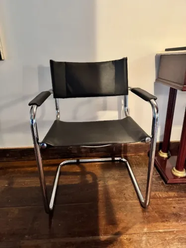 Par de Cadeiras Bauhaus Cromadas em Couro Preto | Design Modernista Vintage