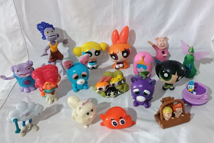 Lote de miniaturas de brindes do Mac donalds