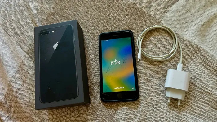 iPhone 8 Plus 64 GB Preto Tela e traseira trincados - Funciona Perfeitamente