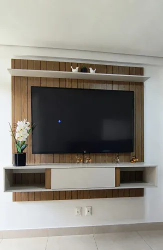 Painel para TV até 75? 1,80m Ripado Freijó/Off White
