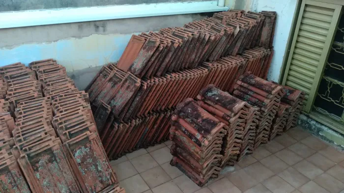 Telha cerâmica francesa antiga