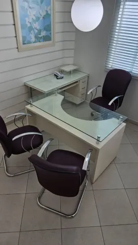 Conjunto de 2 mesas em L feito em marcenaria sob medida, em laca branca com tampi de vidro