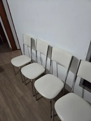 4 cadeiras estofadas brancas, estrutura cromada