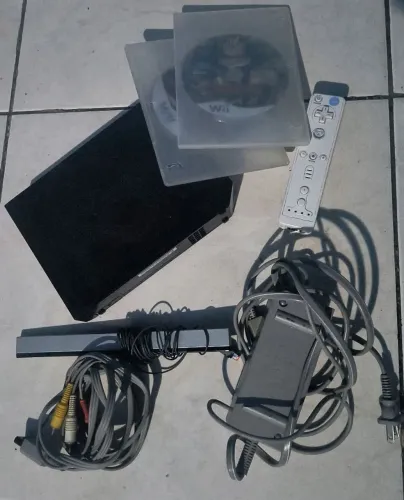 Nintendo Wii preto com controle e dois jogos
