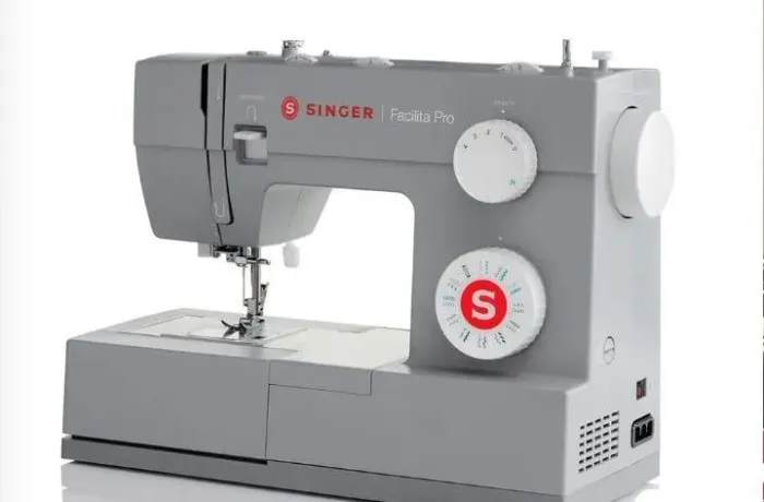 VENDO MAQUINA DE COSTURA SINGER.