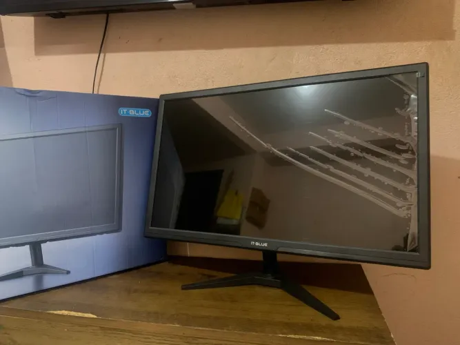 Monitor gamer 24 - 75Hz com áudio estéreo