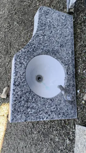 Pia de banheiro em granito, vazo acoplado, um basculante de banheiro completo, só 500 reai
