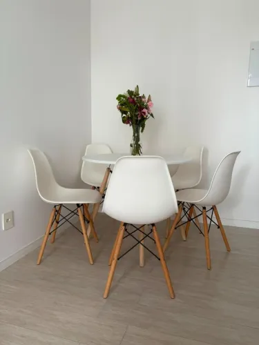 Conjunto Mesa 110cm e 5 Cadeiras Polipropileno Eiffel; Design para Cozinha e Jantar