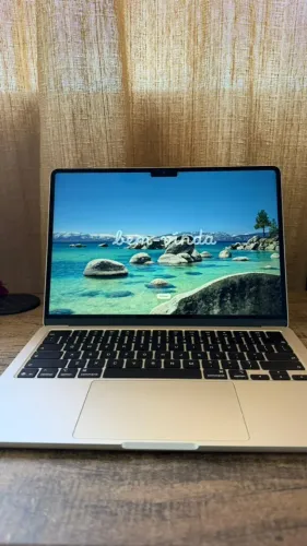 ? MacBook Air M5 (2026) - 16GB RAM | 512GB SSD | Starlight | Garantia Apple de um ano |