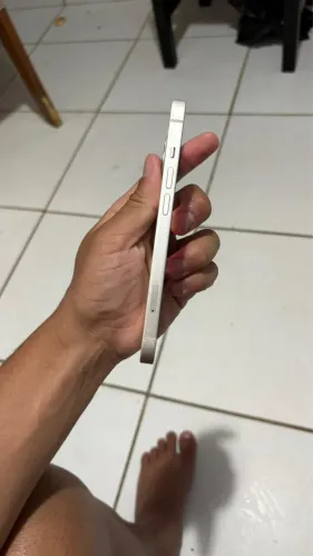 Celular novo com pouco tempo de uso, sem marcas de uso