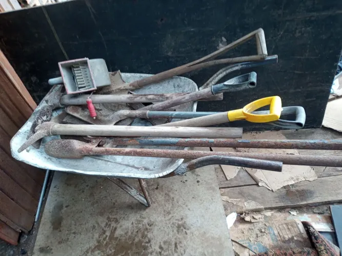 Vendo carrinho de mão e pás picareta cavadeira