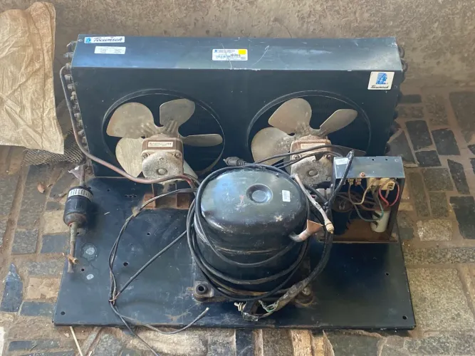 Unidade condensadora com compressor de câmara fria
