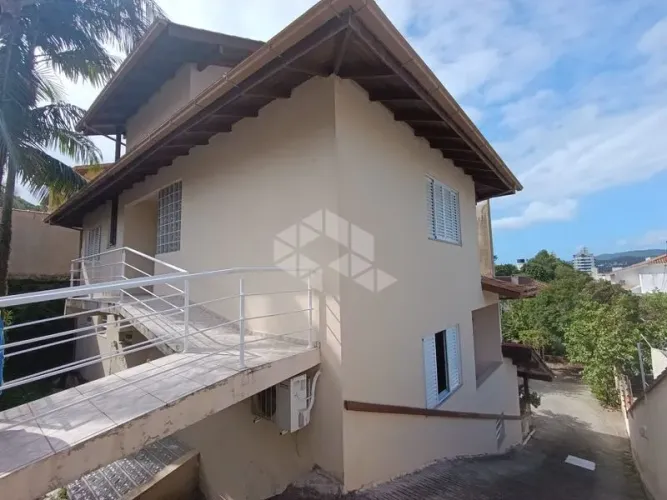 Casa Alto Padrão com 4 Quartos (2 Suítes) e amplo terreno na Trindade