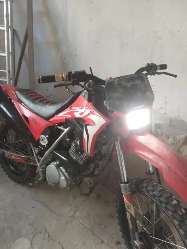 Vendo esta moto para trilha