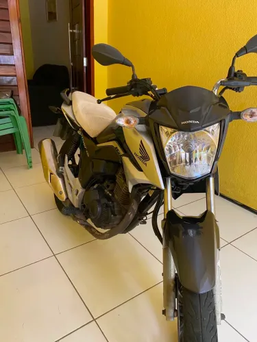 Vendo titan de único dono